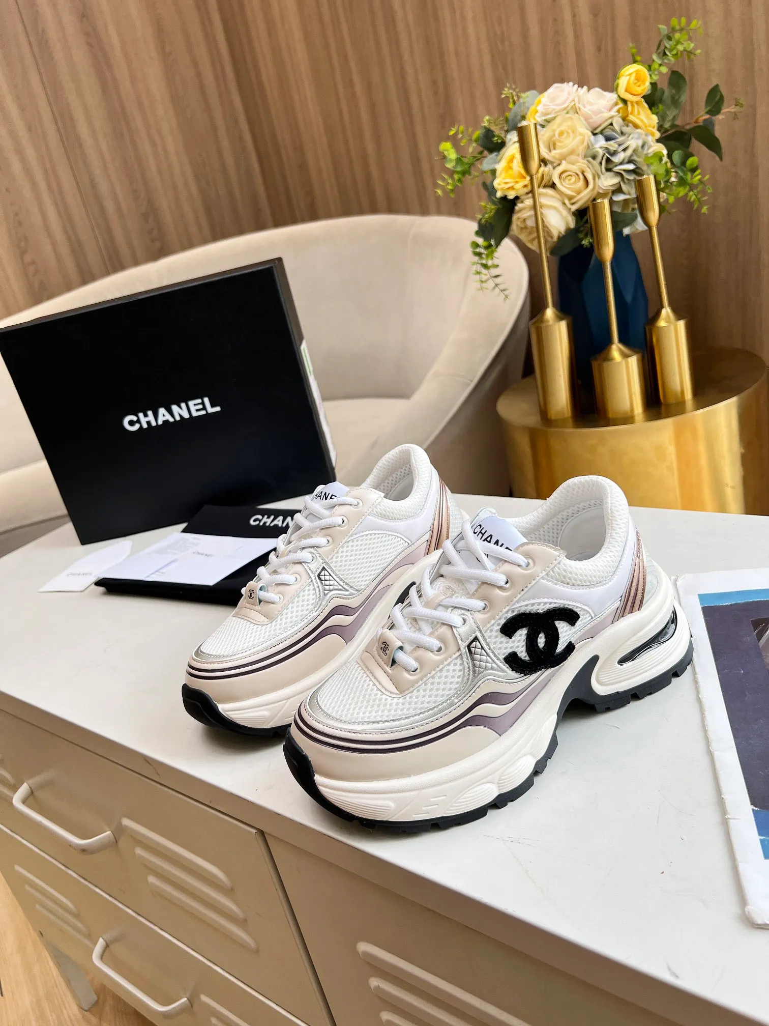 👟👟Ex-factory price 640👟👟 chanel Chanel early spring vacation series latest casual sports shoes silver white, gold white, silver gray, black and red! Incomparably beautiful and easy to wear, very light, the lining is also super soft, super comfortable, the upper is breathable, the color is high-end and durable, versatile. Upper: cowhide and cloth stitching. Inner: breathable mesh. Original foam combination outsole. Size: 35-40.